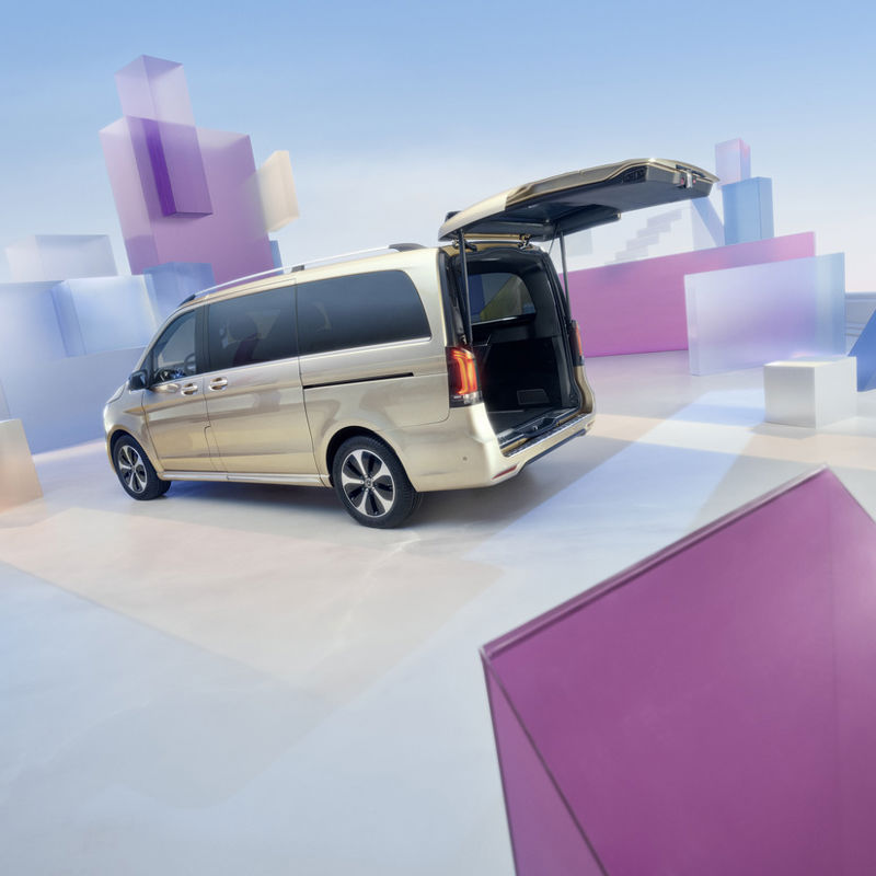 9101665 2023 MB Vans MM EQV Lifestyle Sideshot 7 V4a